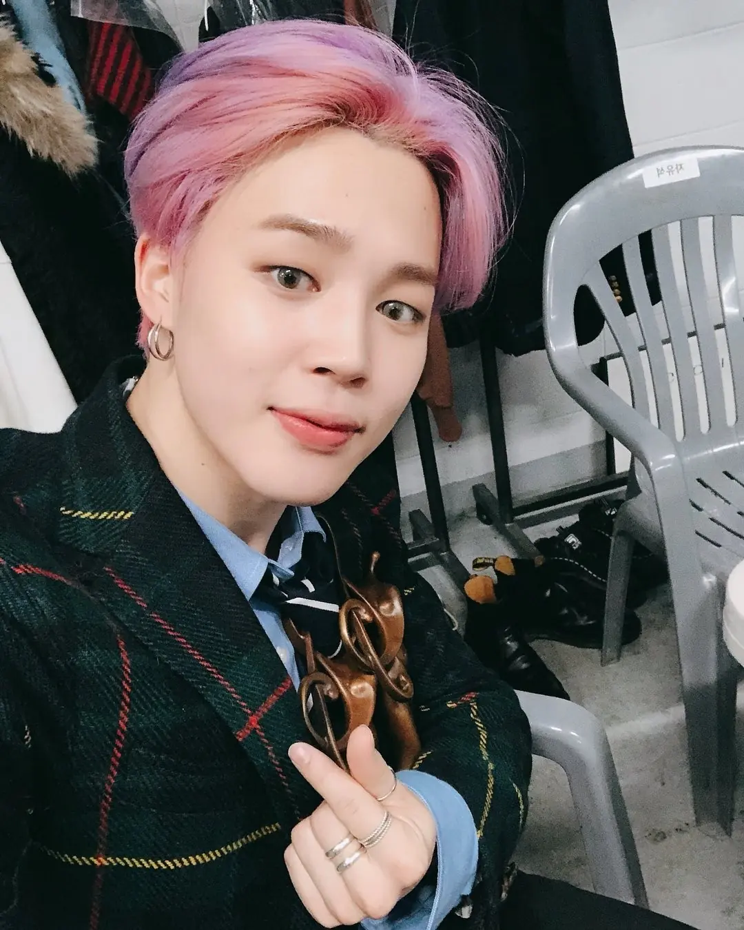 BTS Jimin 朴智旻靠 3 招男生化妝技巧，讓泡泡眼看起來超迷人！