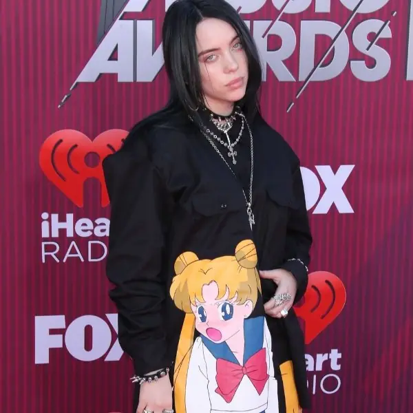 「我都穿的很普通！」回顧 Billie Eilish 的 3 大「怪奇紅毯穿搭」，其實全都是精品名牌呀！