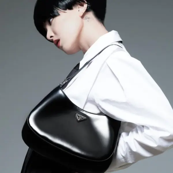 比腋下包還要狂！Prada 這咖「爆款黑馬」到底有何魅力一上架就秒斷貨，完勝其他精品品牌？