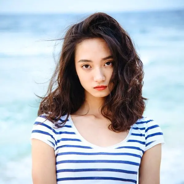 兩代「方芮欣」穿搭大 PK！《返校》王淨、韓寧戲外魅力解析，誰才是你心中的國民學姊？