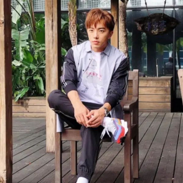 又帥又懂鞋！盤點坤達最常上腳潮鞋：Nike x Sacai、Off-White、Travis Scott⋯都是老司機基本收藏！