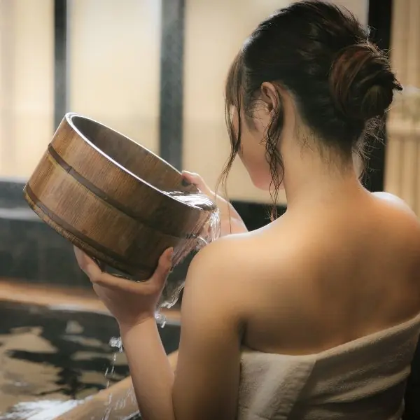 別以為只要衣服脫了就好！泡溫泉前必看的 10 大約「泡」守則，犯了「這一點」小心直接 GG