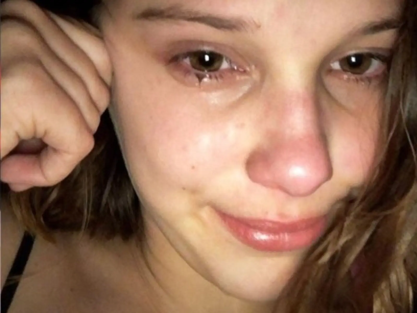 米莉芭比布朗 Millie Bobby Brown 婉拒合照仍被拍，哽咽淚訴：「我也是個人，請尊重我⋯」