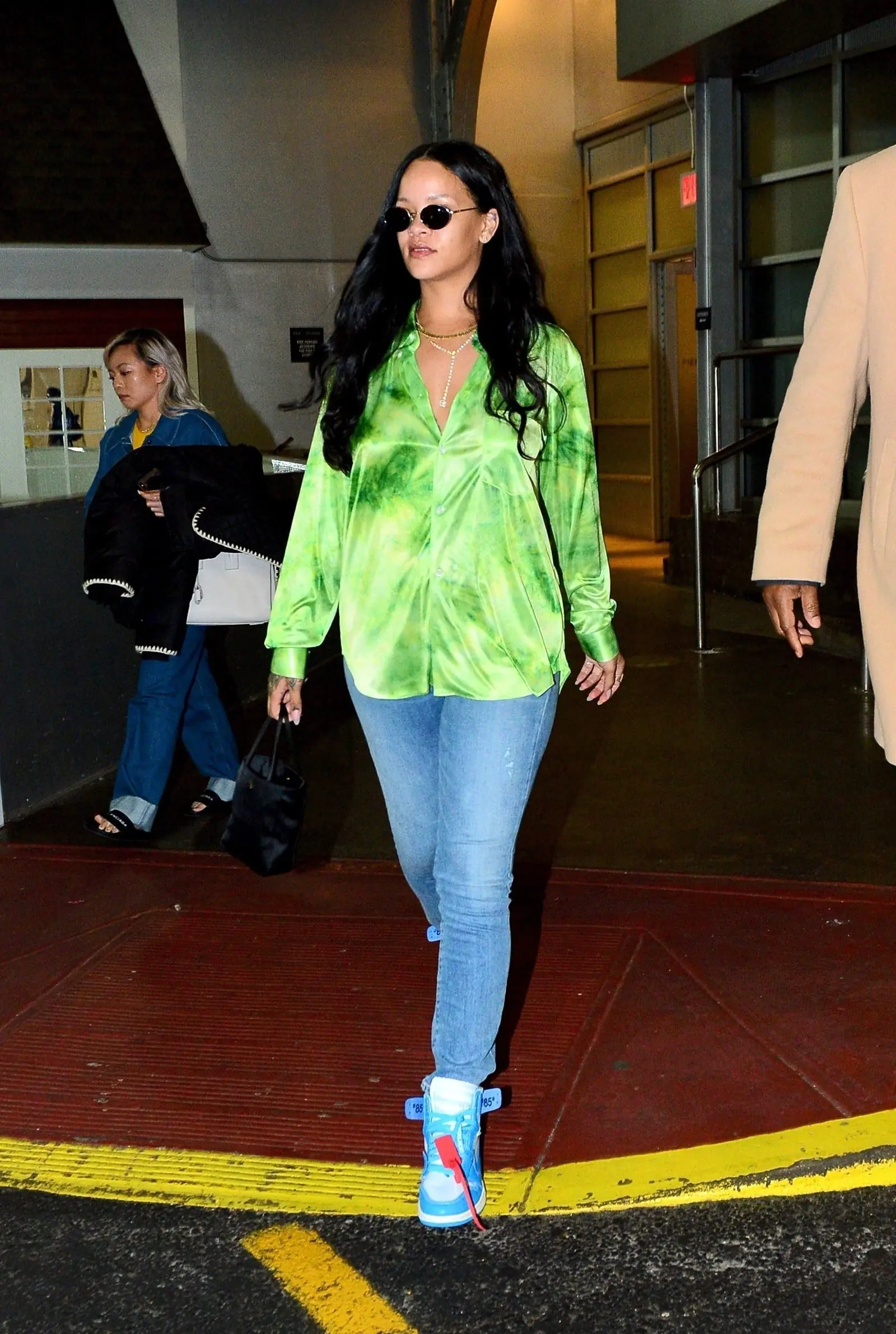 蕾哈娜跟 ASAP Rocky 約會照曝光了，但內行的都在看她腳下那雙球鞋⋯網友：不愧是 Rocky 的女人！