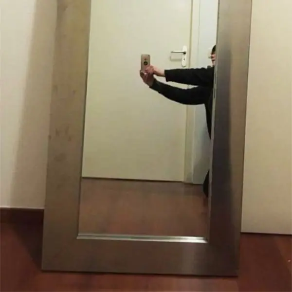 絕不想露臉！二手網站上想賣鏡子的人「拍商品照超艱辛」，網友挖掘各種創意拍法！