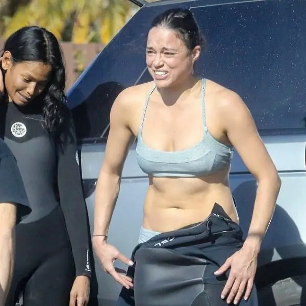 《玩命關頭》莉蒂 42 歲大秀比基尼，Michelle Rodriguez 健美身材曲線引人羨慕！