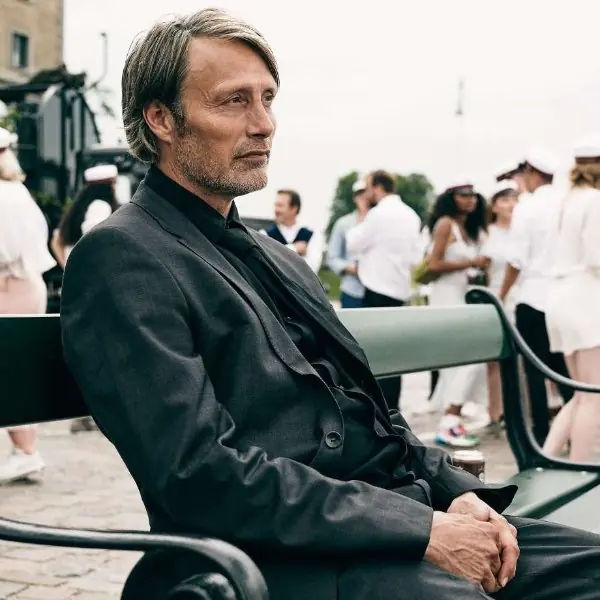 這該死的熟男魅力！Mads Mikkelsen 新片《酒精計畫》大秀舞蹈天賦，麥叔帥起來簡直無敵！