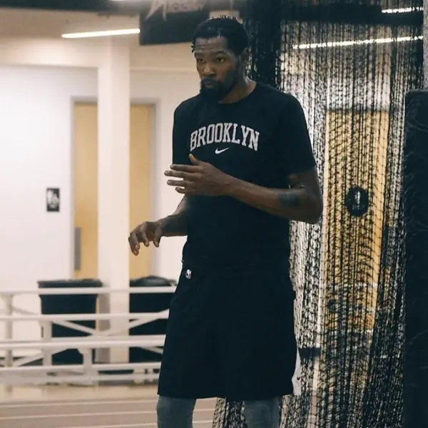準備殺翻全場！Kevin Durant 籃網最新訓練畫面曝光，招牌「死神跳投」依舊犀利無解