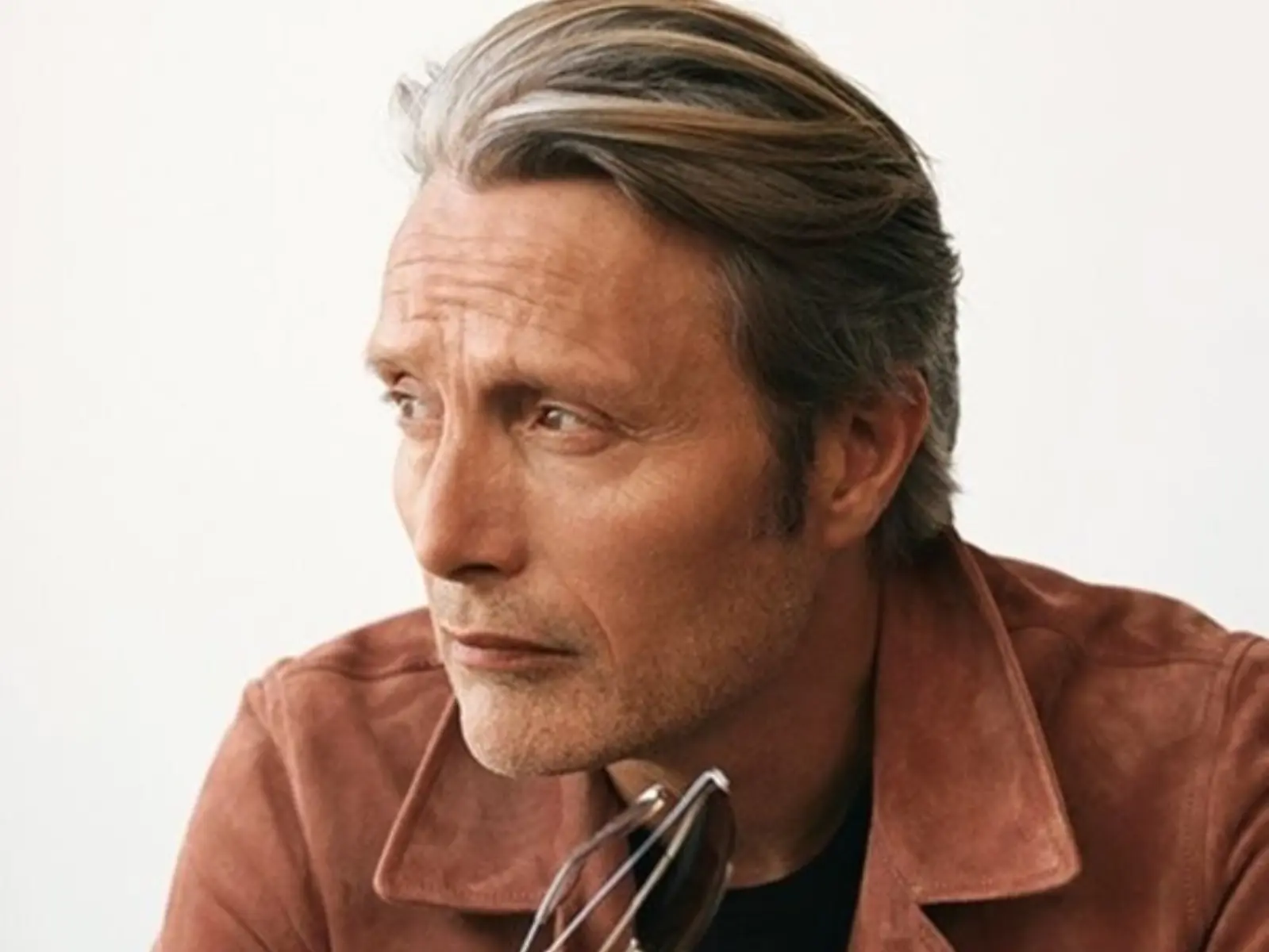 《怪獸與鄧不利多的秘密》邁茲米克森 Mads Mikkelsen 誘人體香不靠香水，靠這招！