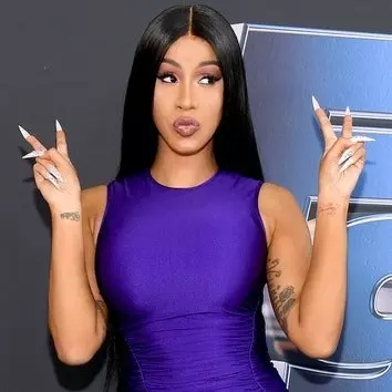 「現在還有心情買名牌包？」饒舌女王 Cardi B 被酸不知人間疾苦，「這一招」痛擊酸民還能做善事！