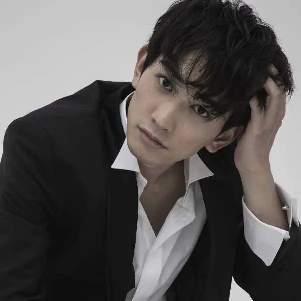 不輸《刻在》雙帥！《如果 30 歲還是處男》火紅男主「町田啟太、赤楚衛二」魅力特徵～男生化妝 2 招必學！