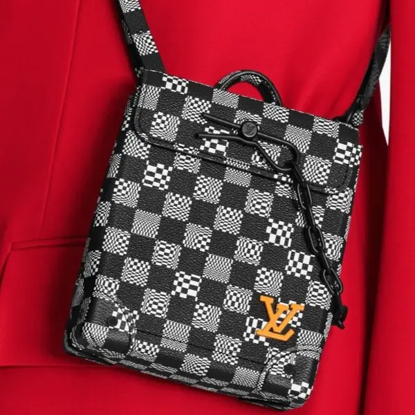 快 Tag 男友！LV、Dior⋯盤點 10 款潮人必備「超實用名牌小包」，女網友：想偷男友的包來揹！