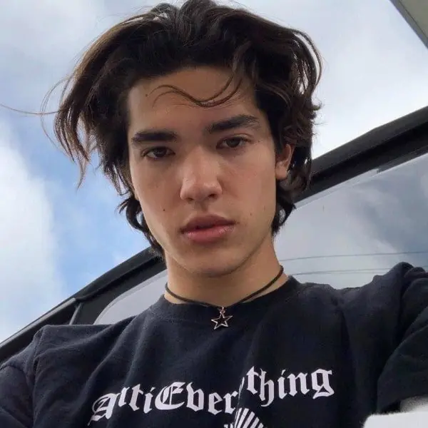 泰勒絲大推新人！亞裔混血才子 Conan Gray 歌曲爆紅後竟斜槓當算命師？