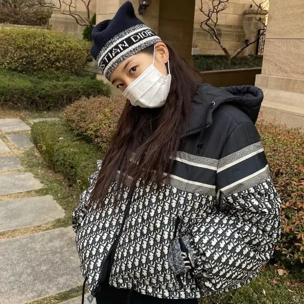 秀智、Hailey 都穿了還不跟上？激推 6 款精品品牌「羽絨外套」，不再臃腫過秋冬！