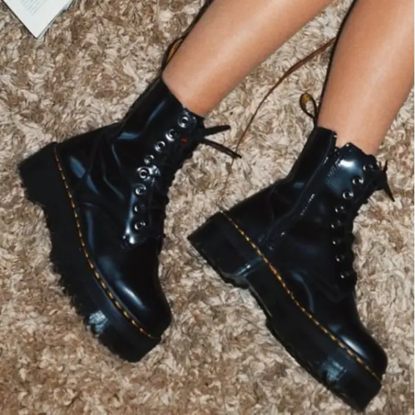 濕冷冬天想跑趴，怎能沒有一雙「防水戰靴」？LV、PRADA⋯盤點 4 雙秋冬精品靴子，最後一雙太美了！