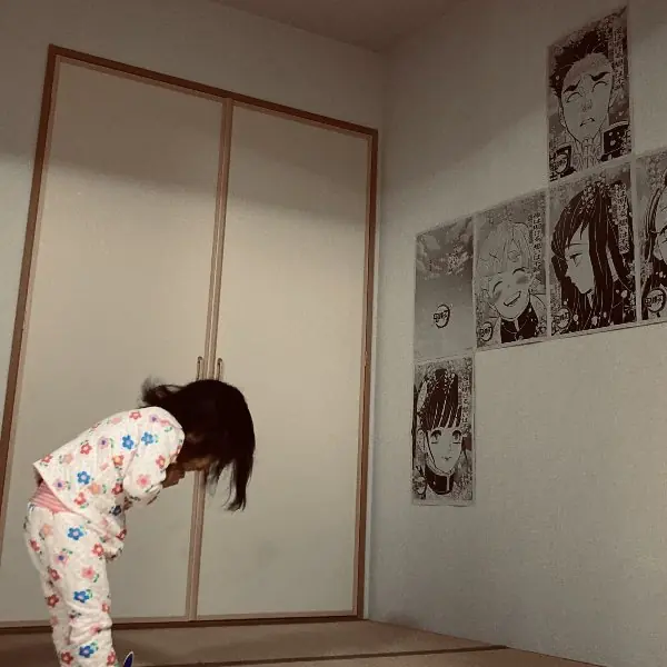 打從心裡尊敬！小孩每天早起膜拜《鬼滅之刃》角色，媽媽吐槽：他們不是妳的祖先...