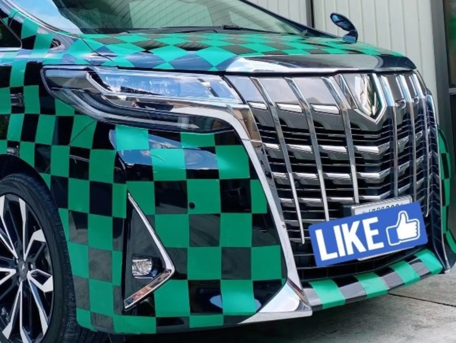 日本網友只花 350 元將 TOYOTA 改成《鬼滅之刃》版本，超低成本化身潮到出水「炭治郎號」！
