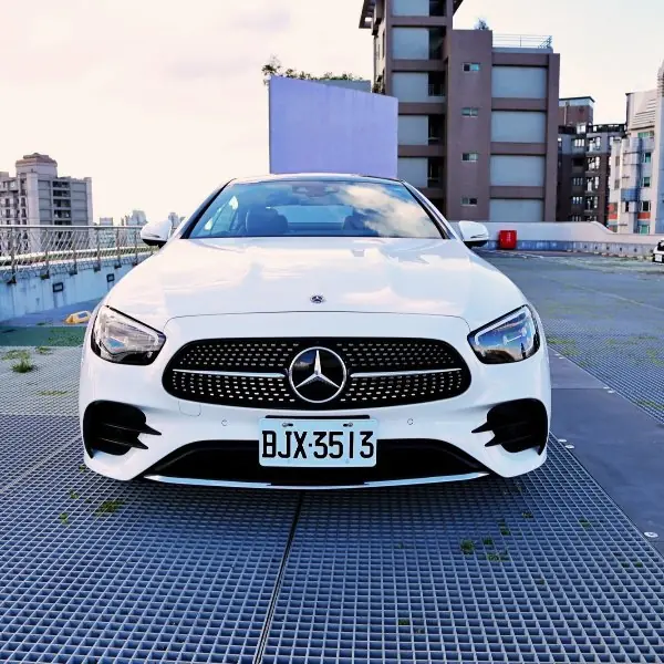【老 J 推車】載妹子兜風「穩」的！2021 全新賓士 E300 Coupé AMG Line 試駕體驗分享