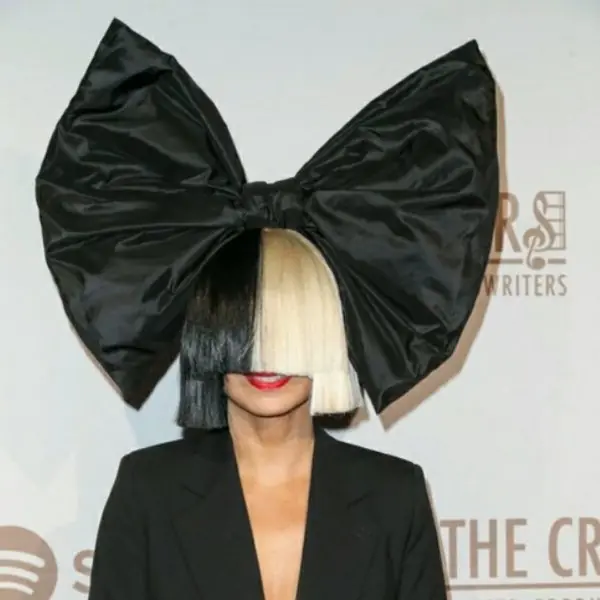 Sia 發文自爆也曾與西亞李畢福有感情糾紛，「害我陷入保持性關係的朋友狀態⋯」