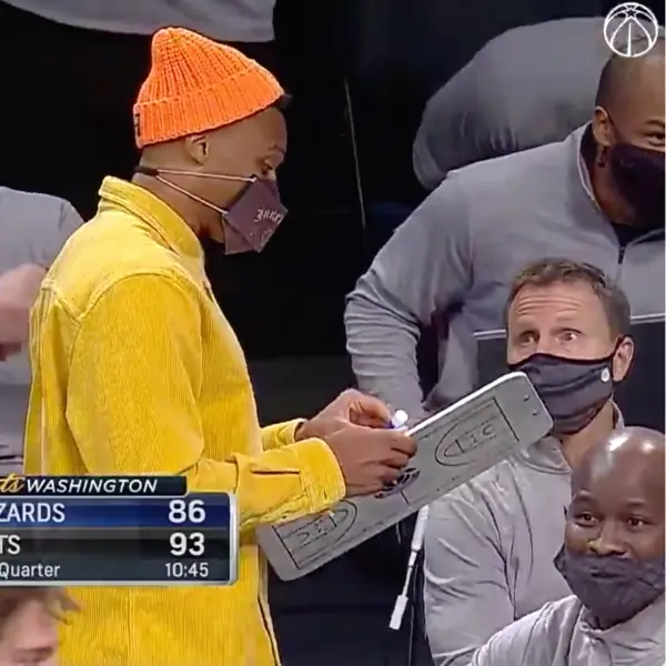 你的龜教練上線！威少 Russell Westbrook 拿戰術板指揮隊友跑戰術，「真」巫師教練一旁看傻