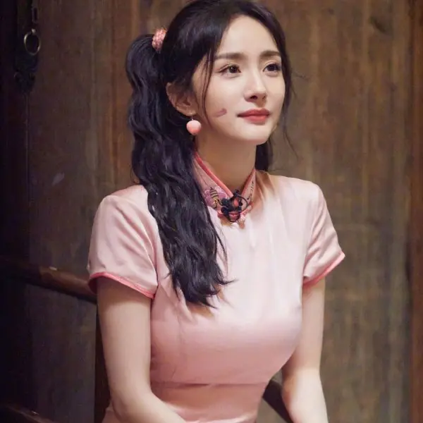 不只是腿精，楊冪還是人間胸器！她「雪白美乳」豐胸密技，通通給你神出來～