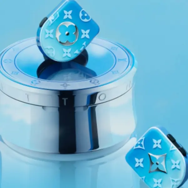 AirPods 之外的新選擇！LV 最新「天空藍」Horizon 藍牙耳機美到哭，「這一點」讓網友大讚：太實用～