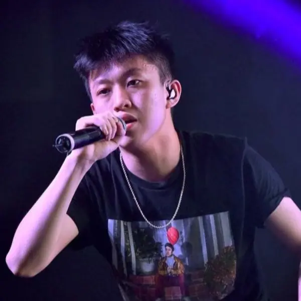 最強瑜伽體位？Rich Brian 饒舌歌詞唱「真男人就靠自己含」，網路翻紅到他尷尬吐槽自己⋯