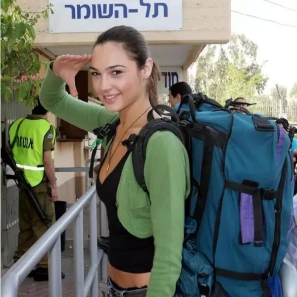 蓋兒加朵 Gal Gadot 19 歲入伍當兵照曝光！178公分穿軍裝太有魅力被譽為真正的「神力女超人」！