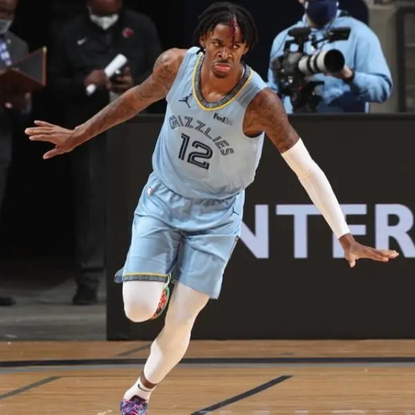 跟鬼一樣！NBA 灰熊隊球員 Ja Morant 狂飆 44 分創新高，大秀「自拋自接暴扣」震驚全場