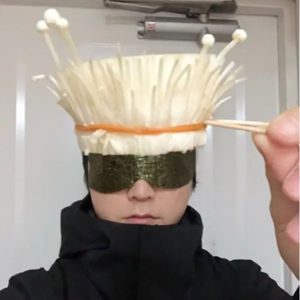 日本奇葩神人 ARuFa 低成本 Cosplay《咒術迴戰》五條悟，這金針菇真的可以放進冰箱⋯