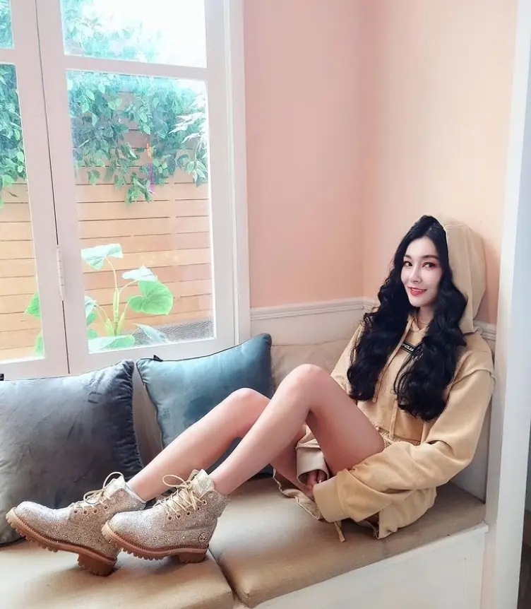 想不到她才是最大女鞋頭！王思佳超猛球鞋收藏曝光：全球限量 500 雙的 adidas、一雙 10 萬的 Nike 她都有！