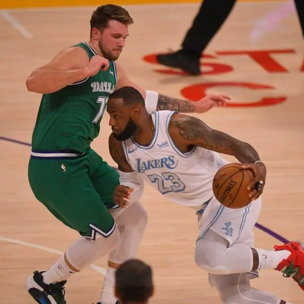 NBA／學長上課啦！詹皇後仰跳投顏射 Doncic，率湖人大勝獨行俠 23 分贏下聖誕大戰