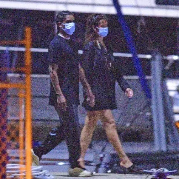 這次是認真的！蕾哈娜第一次被直擊與 A$AP Rocky 甜蜜牽手，回女方老家見父母！