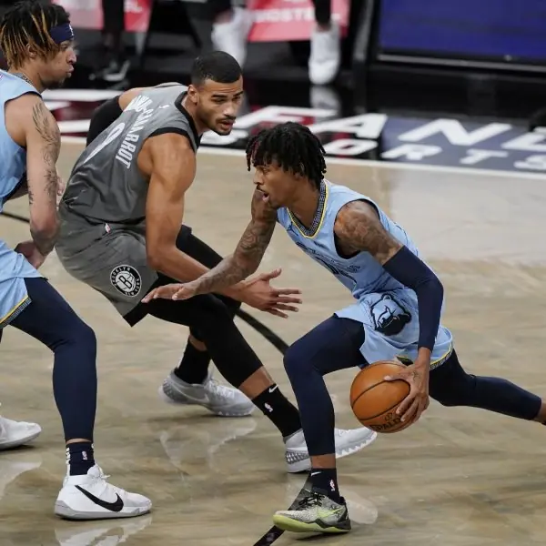NBA／又是傷兵噩耗！灰熊球星 Ja Morant 嚴重扭傷左腳踝，表情痛苦坐輪椅回休息室