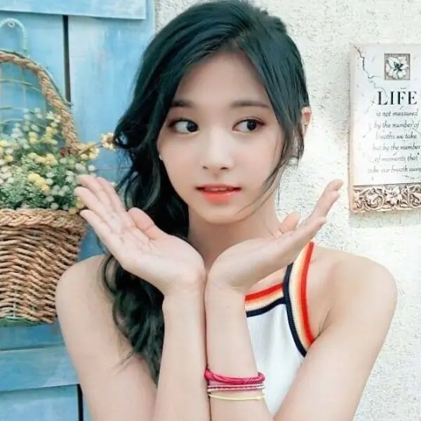 周子瑜被 Lisa 擠下！2020 全球「百大美女臉孔」年度榜單，19 歲冠軍女星正到無法反駁⋯
