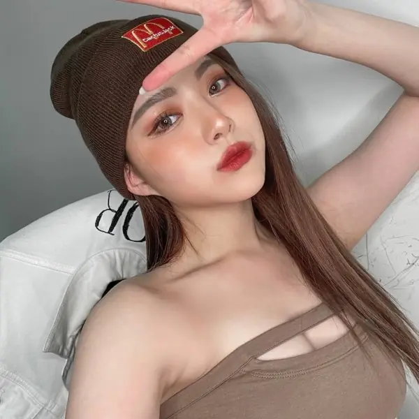 男友偷看她我 ok！台灣高顏值潮妹「安安」靠 3 招「好感穿搭」男女通吃，潮流裝備也兇到不行！