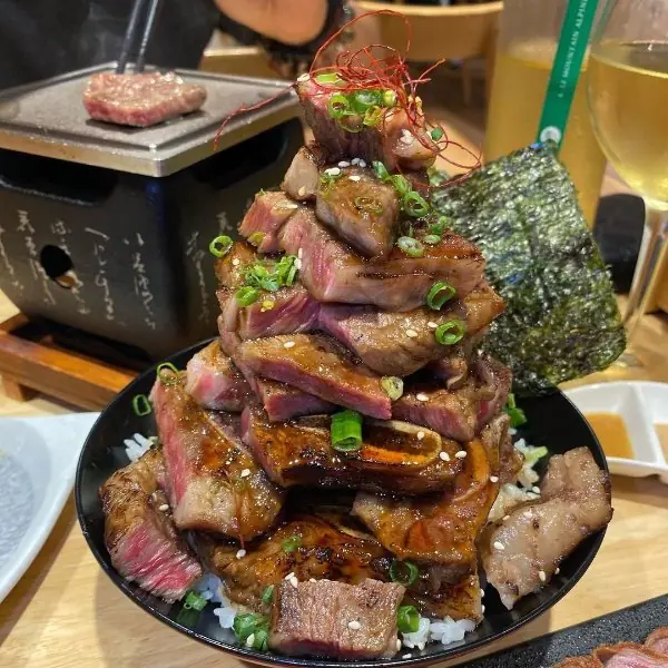 爆量肉山吃到吐！ 3 家巨浮誇美食推薦，2 KG「樹幹叉燒拉麵」讓肉食怪都會怕～