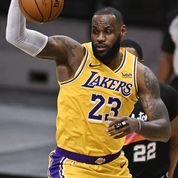 NBA／舞力全開！詹皇「地板動作」迅速倒立起身回防，球迷驚：36 歲好腰力！