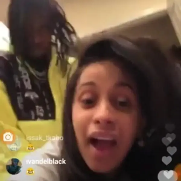 每天都限制級！Cardi B 腳踩老公 Offset 褲檔嬌喘大喊：「我愛死這個部位啦！」