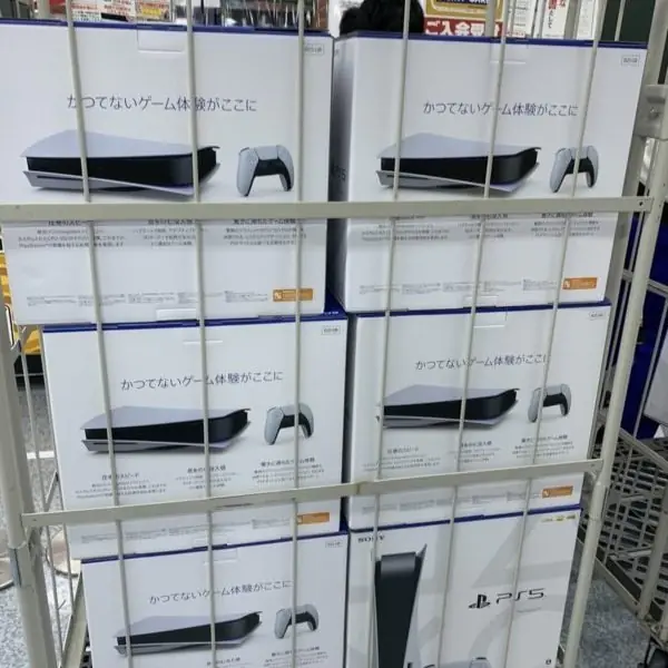 把 2021 快樂寄託在它身上！日本人新年瘋排隊買爆 PS5，購入現貨開心到走路都有風～