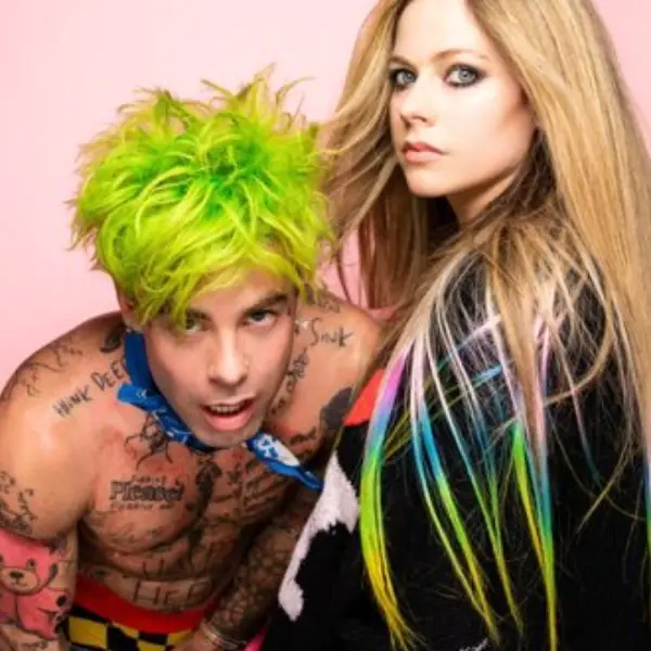 女王回來了！艾薇兒演唱不插電經典曲《sk8er boi》，宣布新歌就在這天發行！