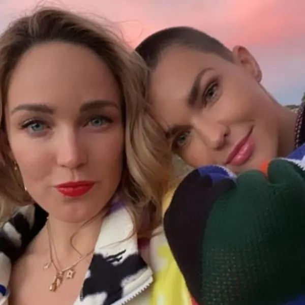 中性帥氣女模 Ruby Rose 交往新女友，對象竟是 DC《綠箭俠》金絲雀 Caity Lotz！