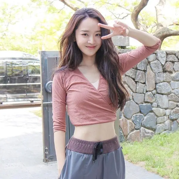 好身材都被藏住了！《哲仁皇后》娘娘「申惠善」3 招穿搭大展輕熟女魅力，下戲仙氣爆棚～