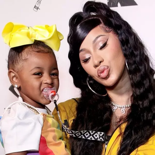 Cardi  B 被罵「只給別人家的孩子聽妳的色情歌曲」，卡老師再度正面回嗆爭議！