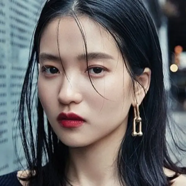 宋仲基的新歡是她？《勝利號》金泰梨靠 3 招妝容技巧化身「港風女神」！