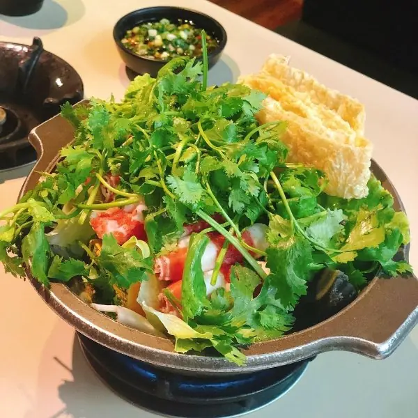 整鍋滿滿香菜！3 家港式「香菜皮蛋火鍋」推薦，恨香菜聯盟：我選擇死亡