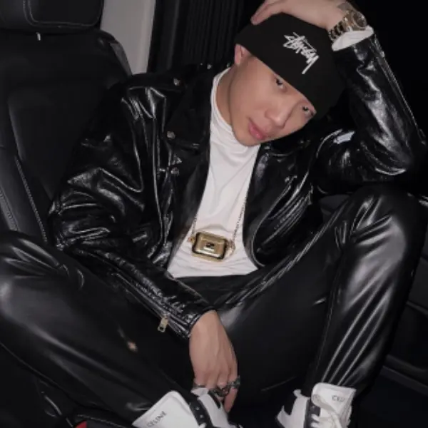 根本球鞋傳教士！你以為 ØZI 只會穿破萬 GD x Nike 聯名潮鞋？其實他最愛是這雙「平價親民」好鞋！
