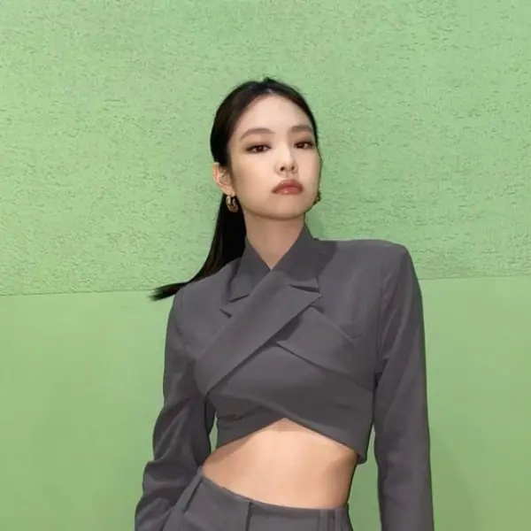 「看起來很難追」是什麼樣？跟 Jennie、宣美學 3 招「傲女風」穿搭術！