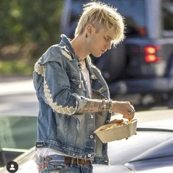 MGK 被拍到薯條只吃一根就全丟了？網友笑：難怪機關槍凱利永遠那麼瘦！