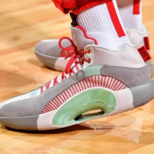 NBA 鞋王真實力！P.J. Tucker 親著兩款 CLOT x Air Jordan 最新聯名球鞋，爽到陳冠希發文感謝！
